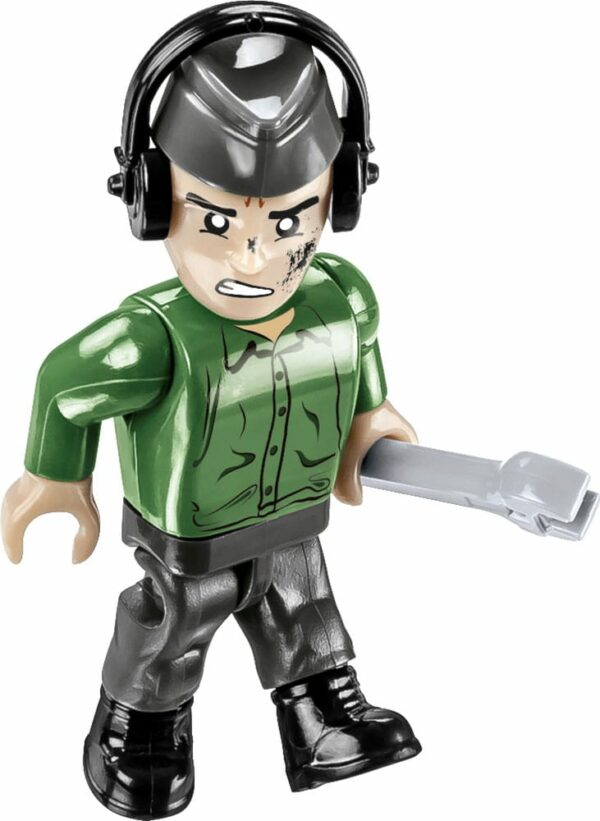 A PANZER VIII MAUS 1605 KL #2559 figure in a green shirt holding a knife.